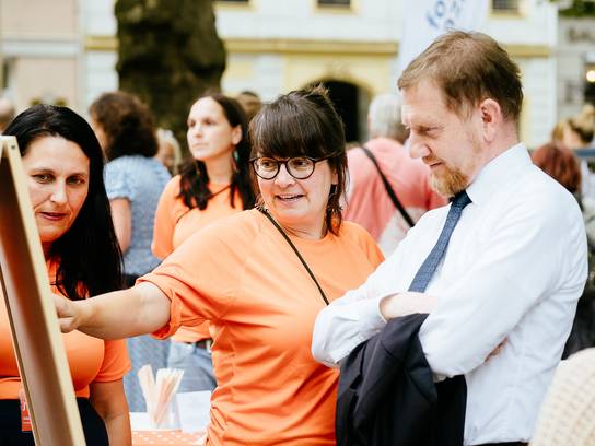Sachsens Ministerpräsident Michael Kretschmer am Stand der SRH beim Fest der Begegnung in Dresden